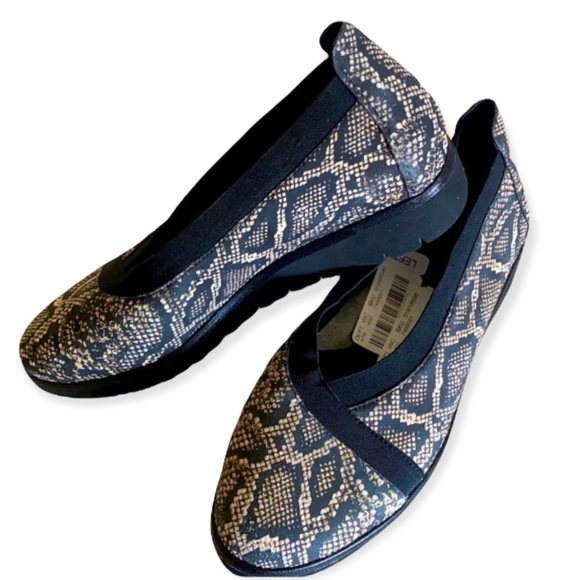 NWT Lamaze Black Flats Slip-on Leather Reptile Envelope Shoes 7.5 - Picture 1 of 10